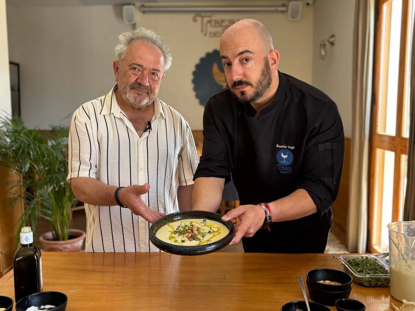 Matías Vega junto a su hijo Guzmán Vega, ambos colaborando para Canal Cocina. Matías Vega junto a su hijo Guzmán Vega, ambos colaborando para Canal Cocina.
