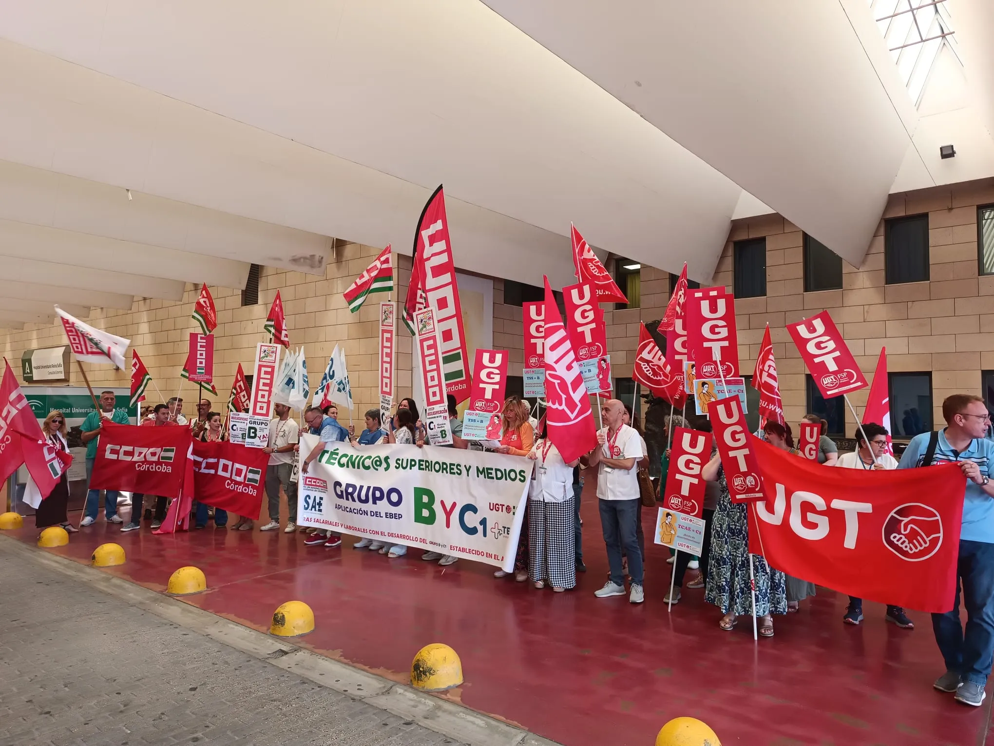 Sindicatos se concentran en el Hospital Reina Sofía de Córdoba y otros centros para exigir la reclasificación de técnicos sanitarios del SAS.