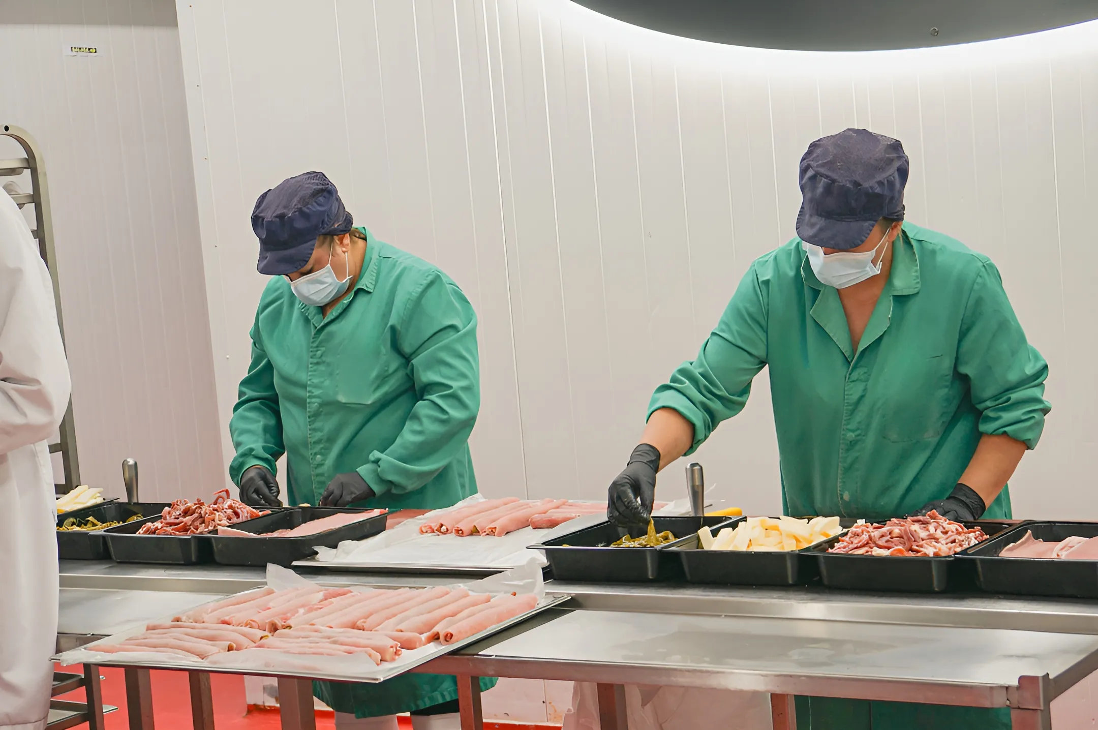 Operarios de la industria cárnica durante su jornada laboral.