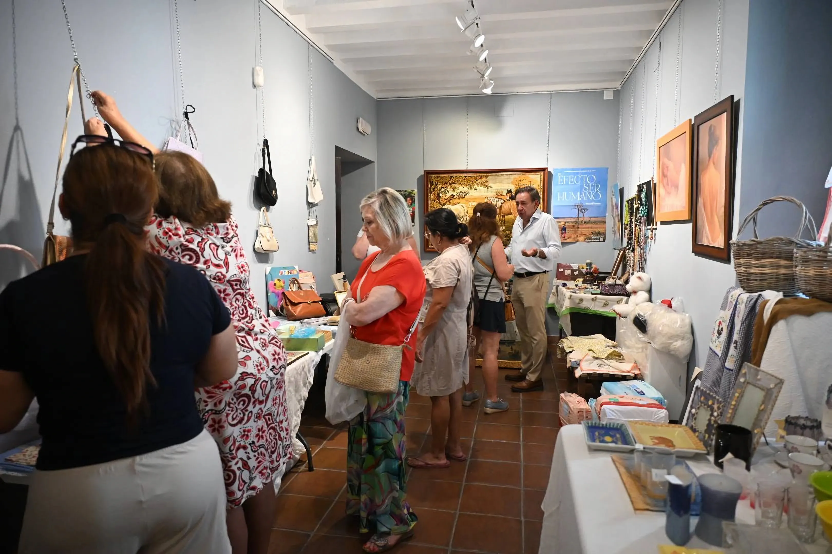 La Casa de las Cadenas acoge una nueva edición del Mercadillo Solidario de Manos Unidas, cuyos fondos se destinarán a proyectos de cooperación internacional.