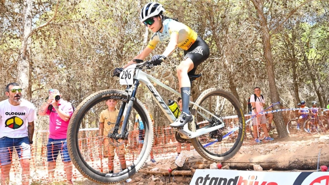 Natalia Serrano, en un salto durante la prueba. Foto: Federación Andaluza de Ciclismo