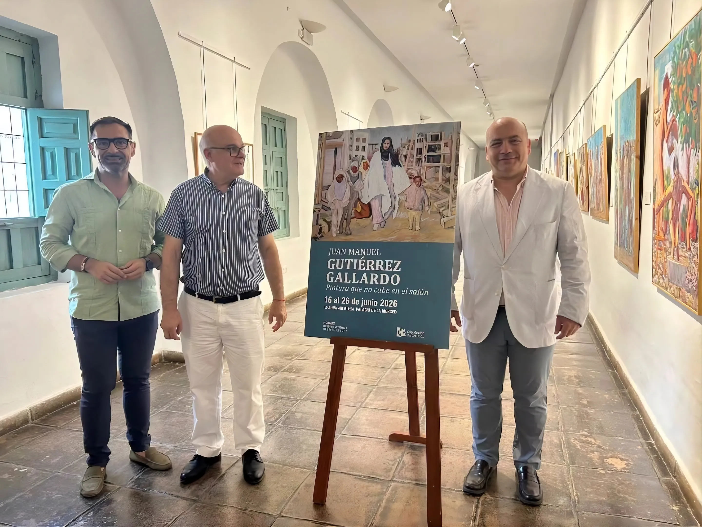 El artista cañetero Juan Manuel Gutiérrez Gallardo durante la exposición “Pintura que no cabe en el salón” en la Galería Arpillera de la Diputación de Córdoba, abierta al público hasta el 26 de junio.