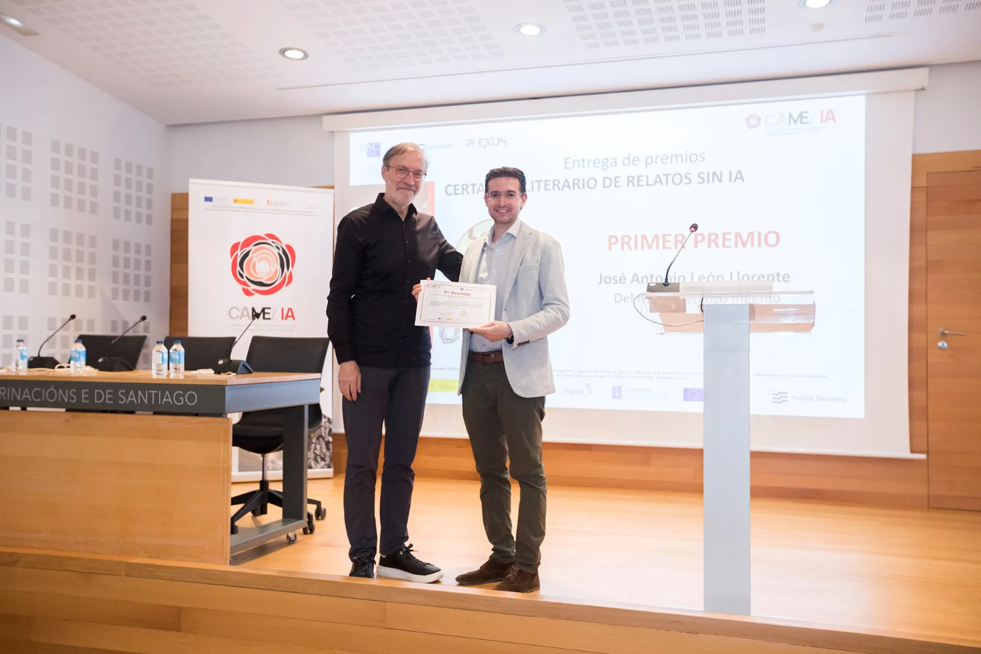 José Antonio León Llorente recibiendo el primer premio. (Foto CAMELIA)