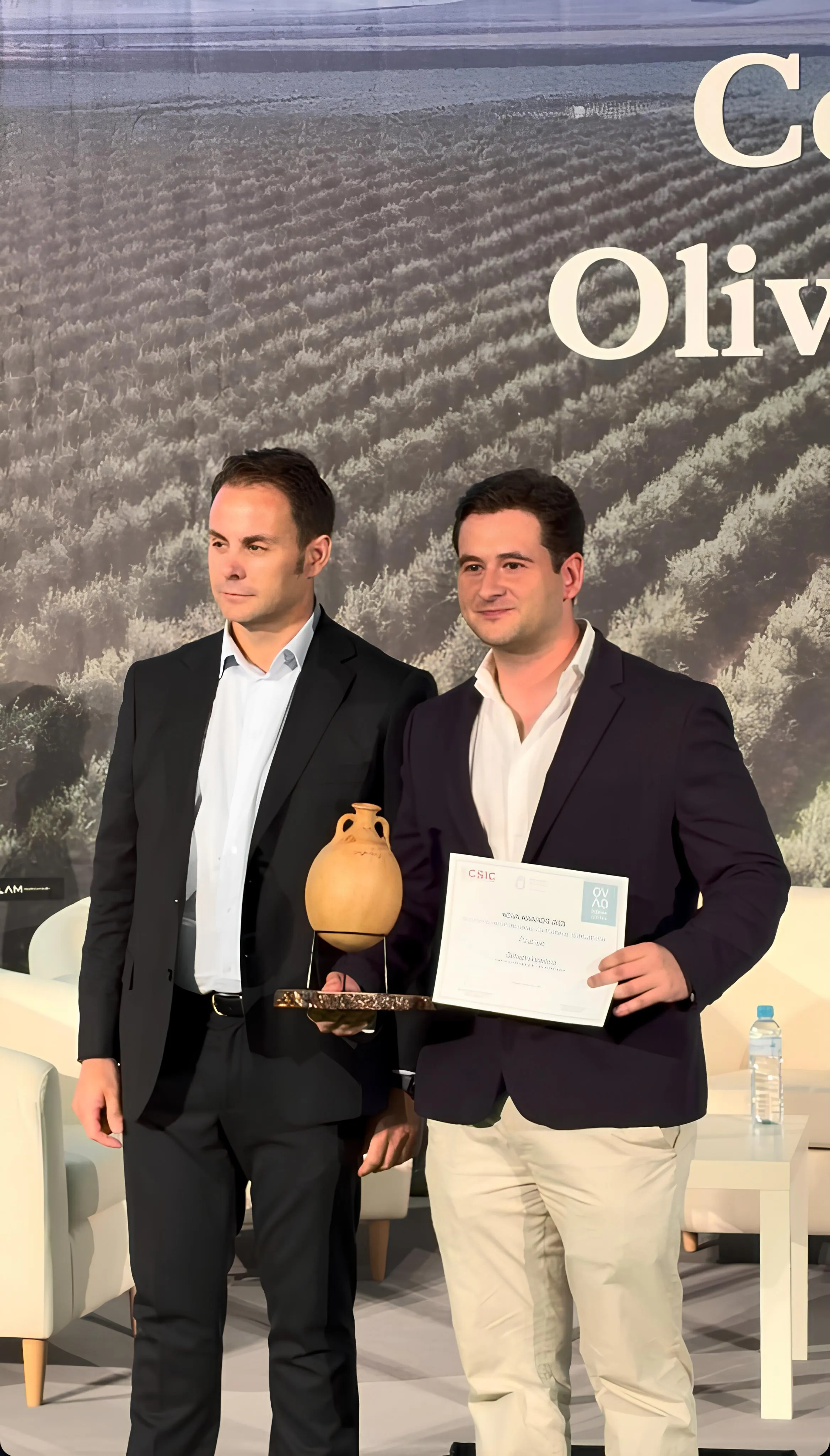 Antonio Jesús Molina Caro recoge el Nova Award 2026 concedido a Oiltopía por su AOVE Lecciana durante la celebración de Mundolivar.