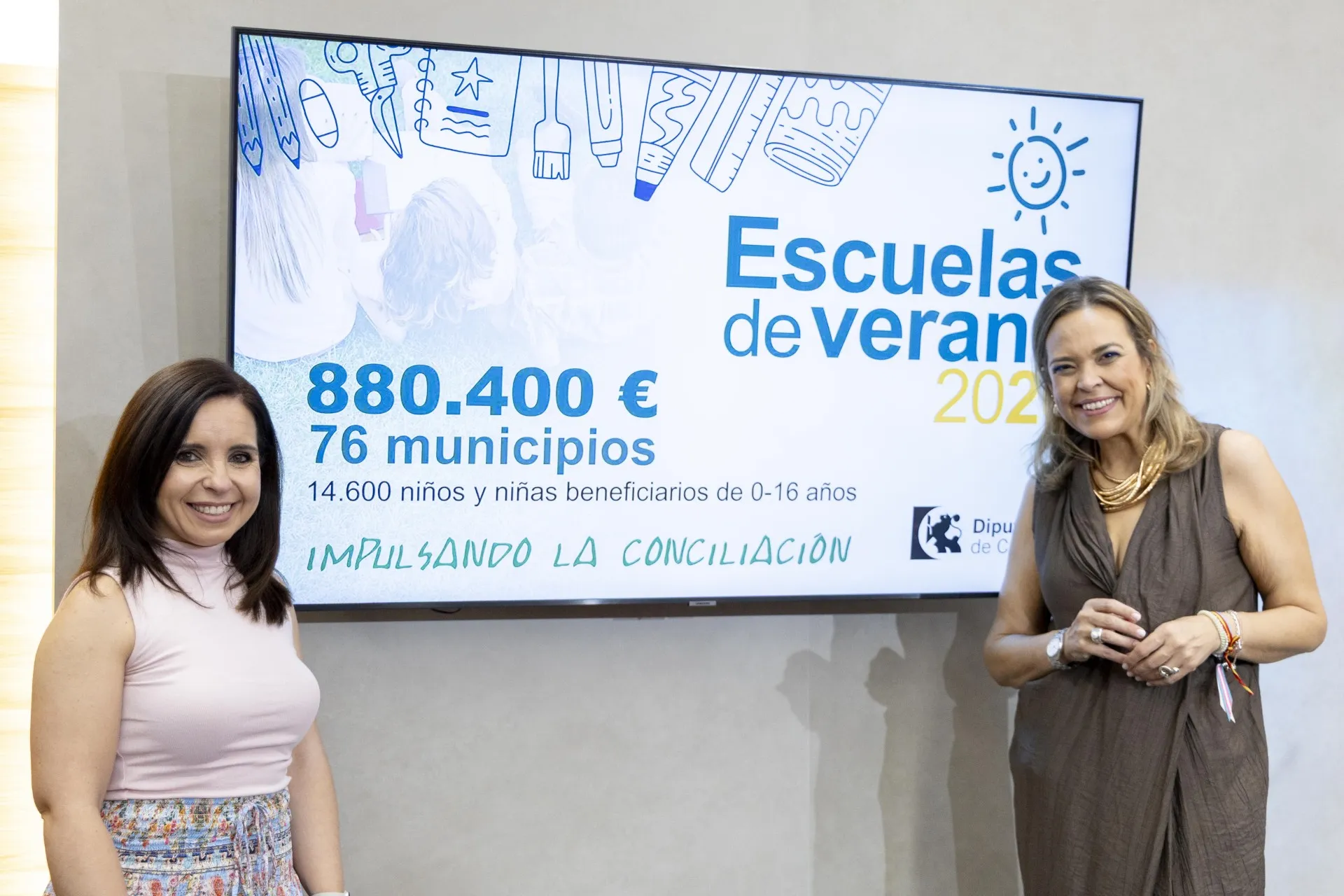 La delegada de Igualdad, Auxiliadora Moreno, y la delegada de Derechos Sociales, Irene Aguilera, durante la presentación del programa de escuelas de verano de la Diputación de Córdoba. Foto: Diputación de Córdoba