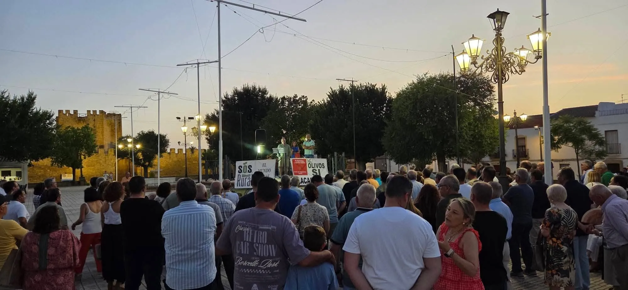 Concentración en el Paseo de Colón de Lopera. Foto: Plataforma STOP Megaplantas Solares Campiña Norte