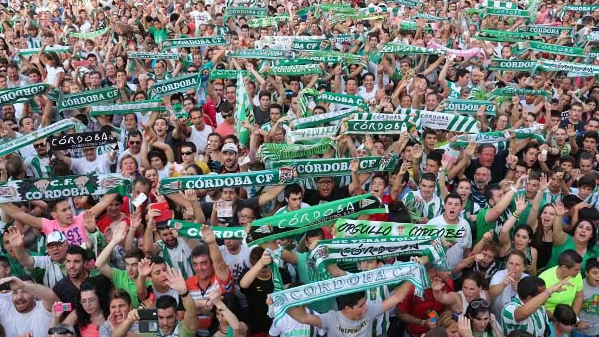 Celebración del ascenso en Córdoba a la llegada del equipo a la estación. Foto: Larrea.