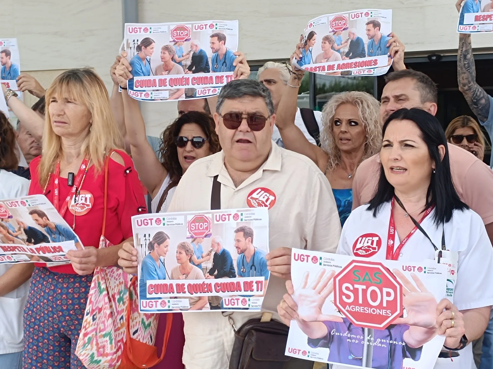 Concentración de representantes sindicales a las puertas de Urgencias del Hospital Reina Sofía de Córdoba para protestar contra las agresiones a profesionales sanitarios del SAS y reclamar más seguridad y refuerzos de personal en el sistema público de salud. Foto: UGT