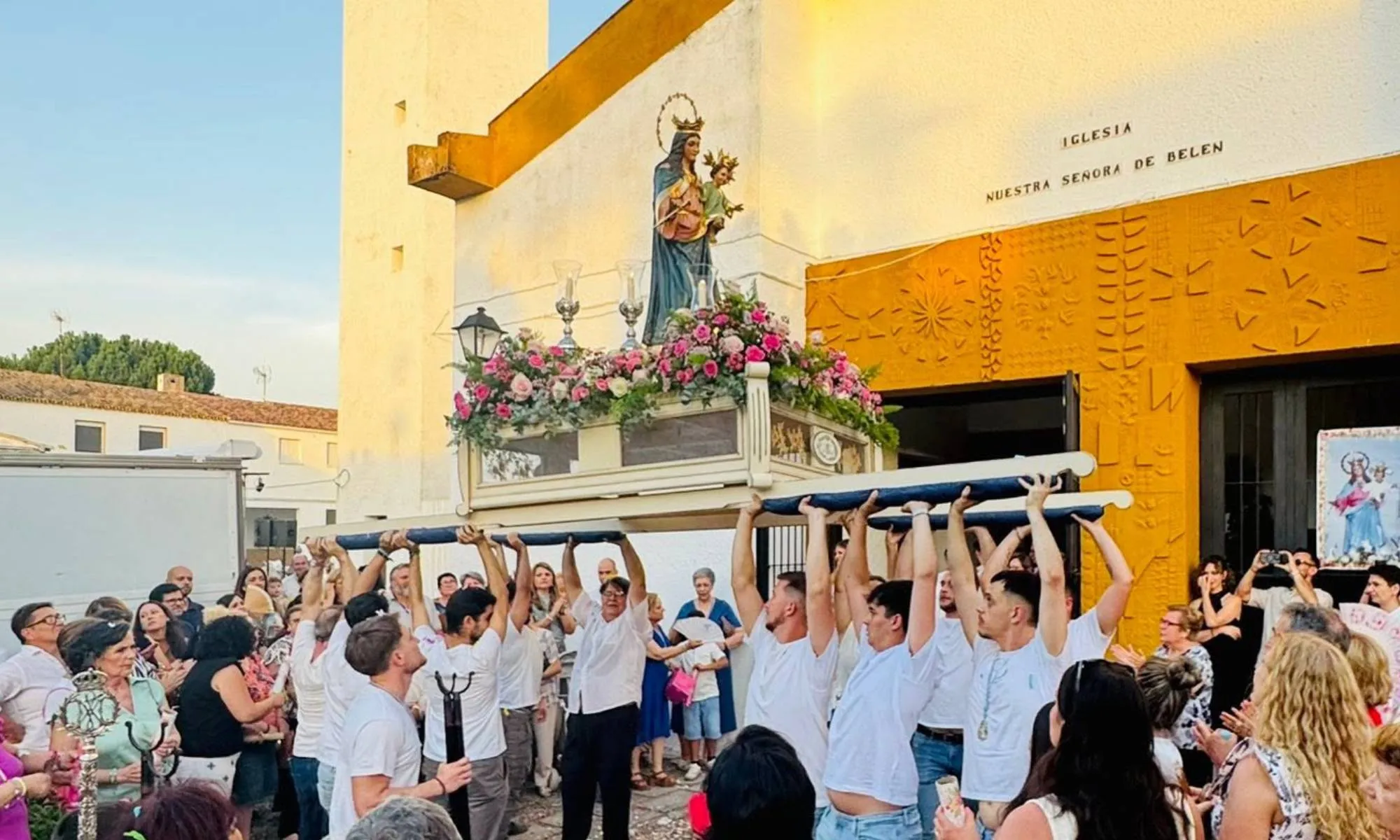 Salida procesional de María Auxiliadora por las calles de Maruanas. Foto: Ayuntamiento de El Carpio.