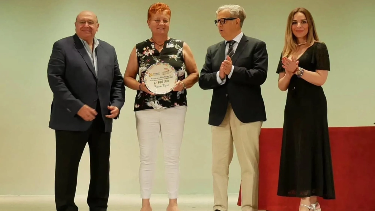 La concejal de Medio Ambiente, Parques y Jardines del Ayuntamiento de Cañete de las Torres, Victoria Cárdenas, recibe el premio en Diputación. Foto: Ayuntamiento de Cañete de las Torres.