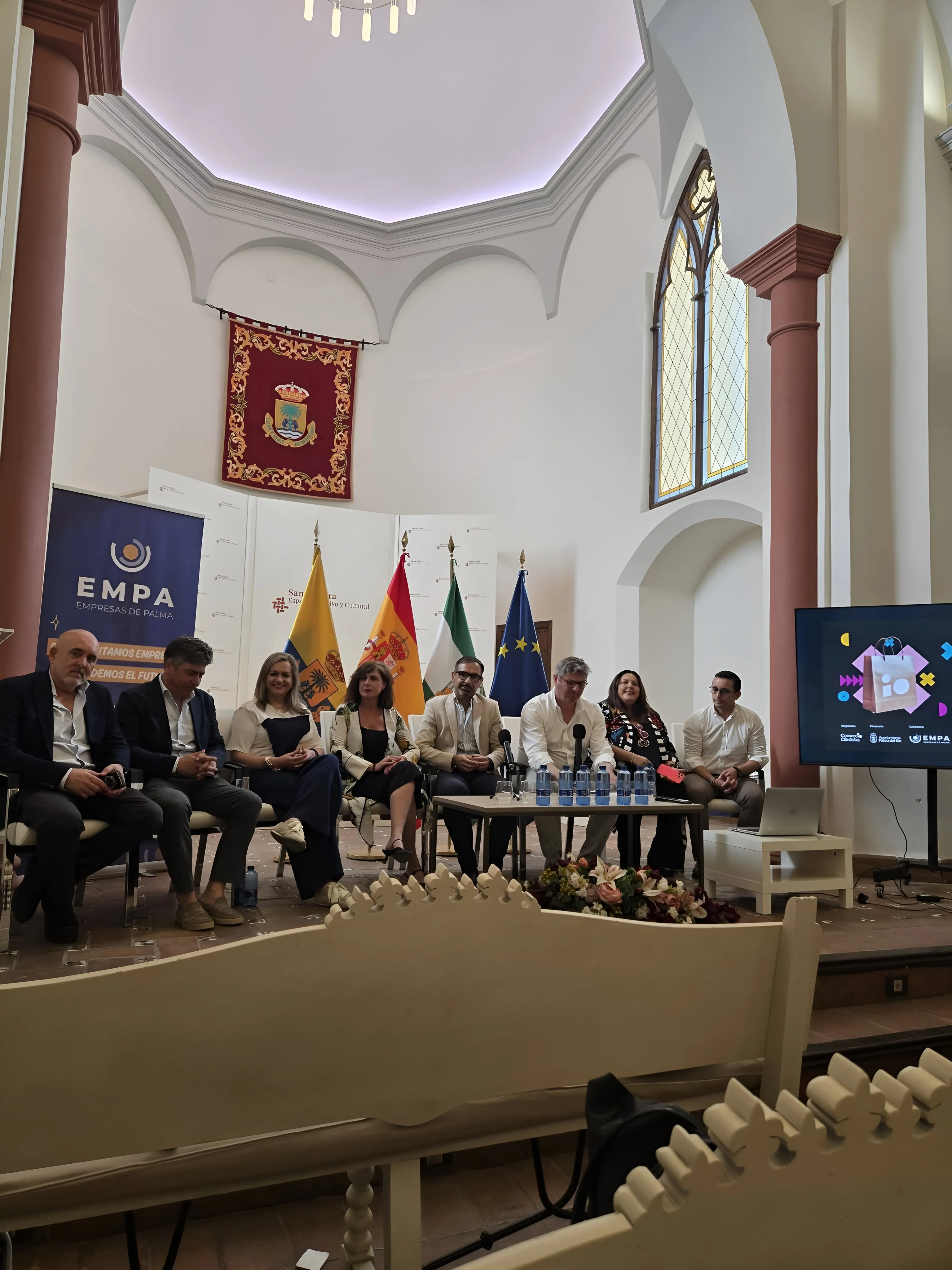 La representación de Montoro, con miembros de ACOEP, del Centro Comercial Abierto y la alcaldesa Lola Amo, durante la jornada provincial dedicada al impulso y la modernización del comercio local celebrada en Palma del Río. Foto: ACOEP