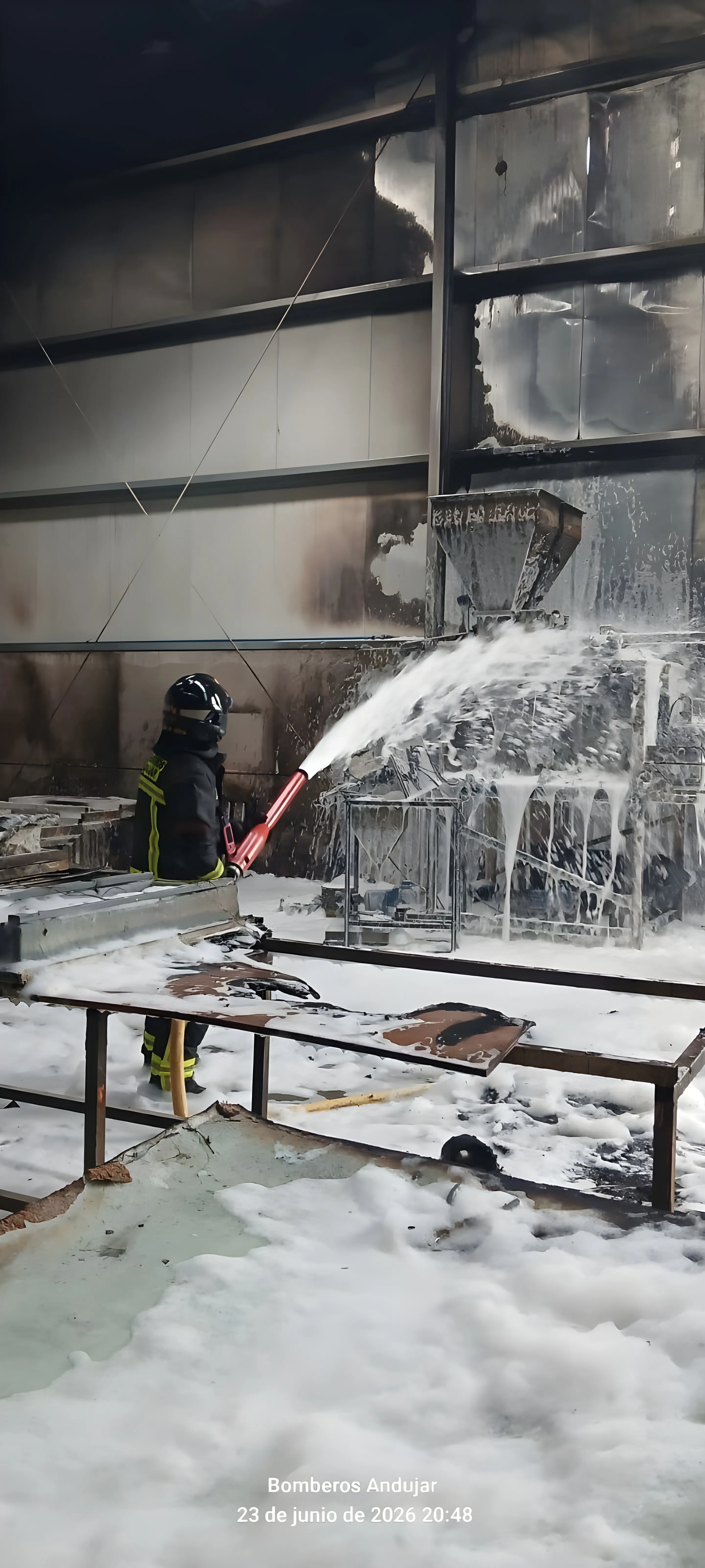Intervención de los bomberos en el interior de la nave industrial. Foto: Bomberos de Andújar