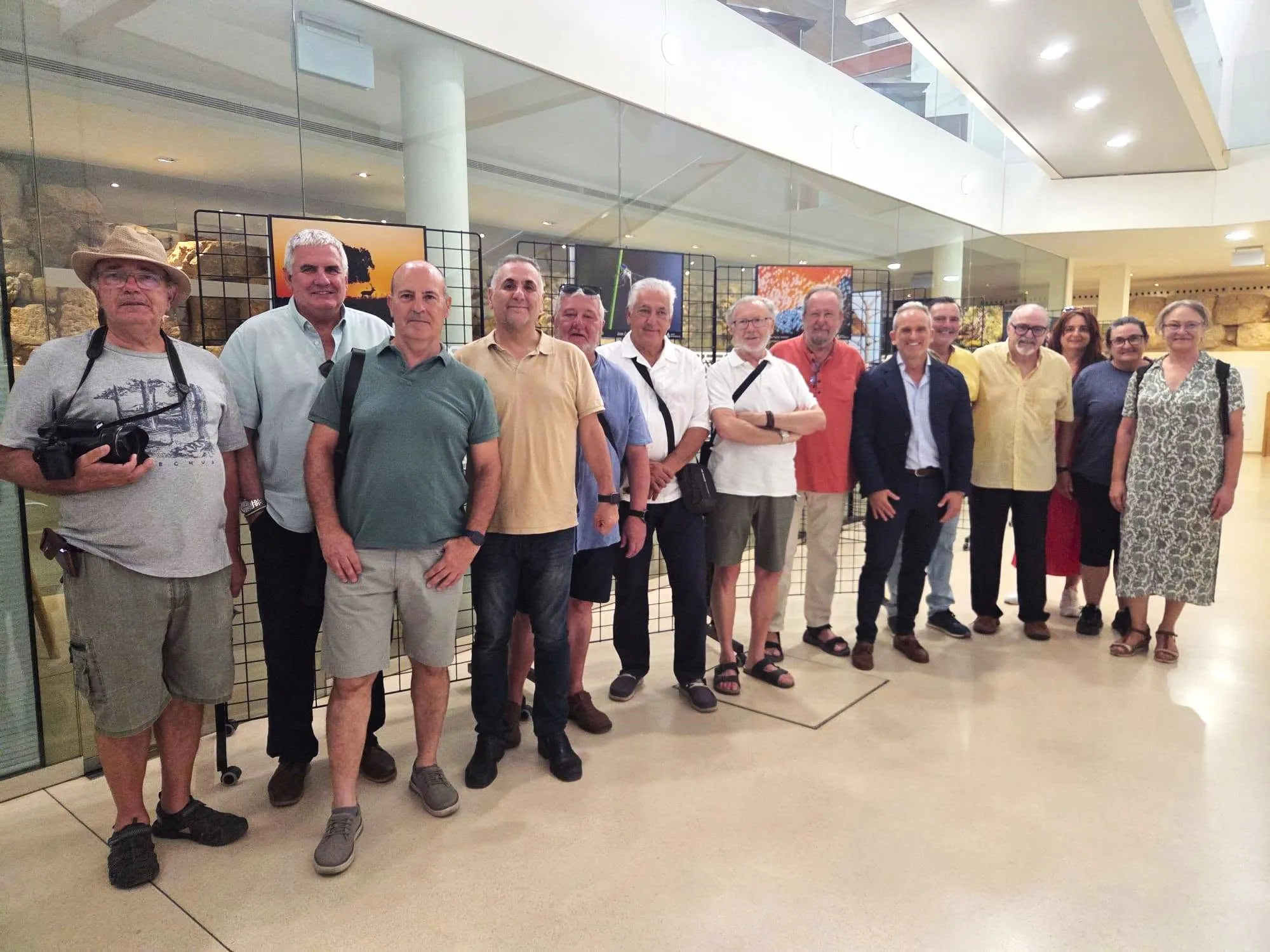 Foto de familia en la inauguración de la exposición fotográfica 'Sierra Morena Observada'. Foto: Junta de Andalucía