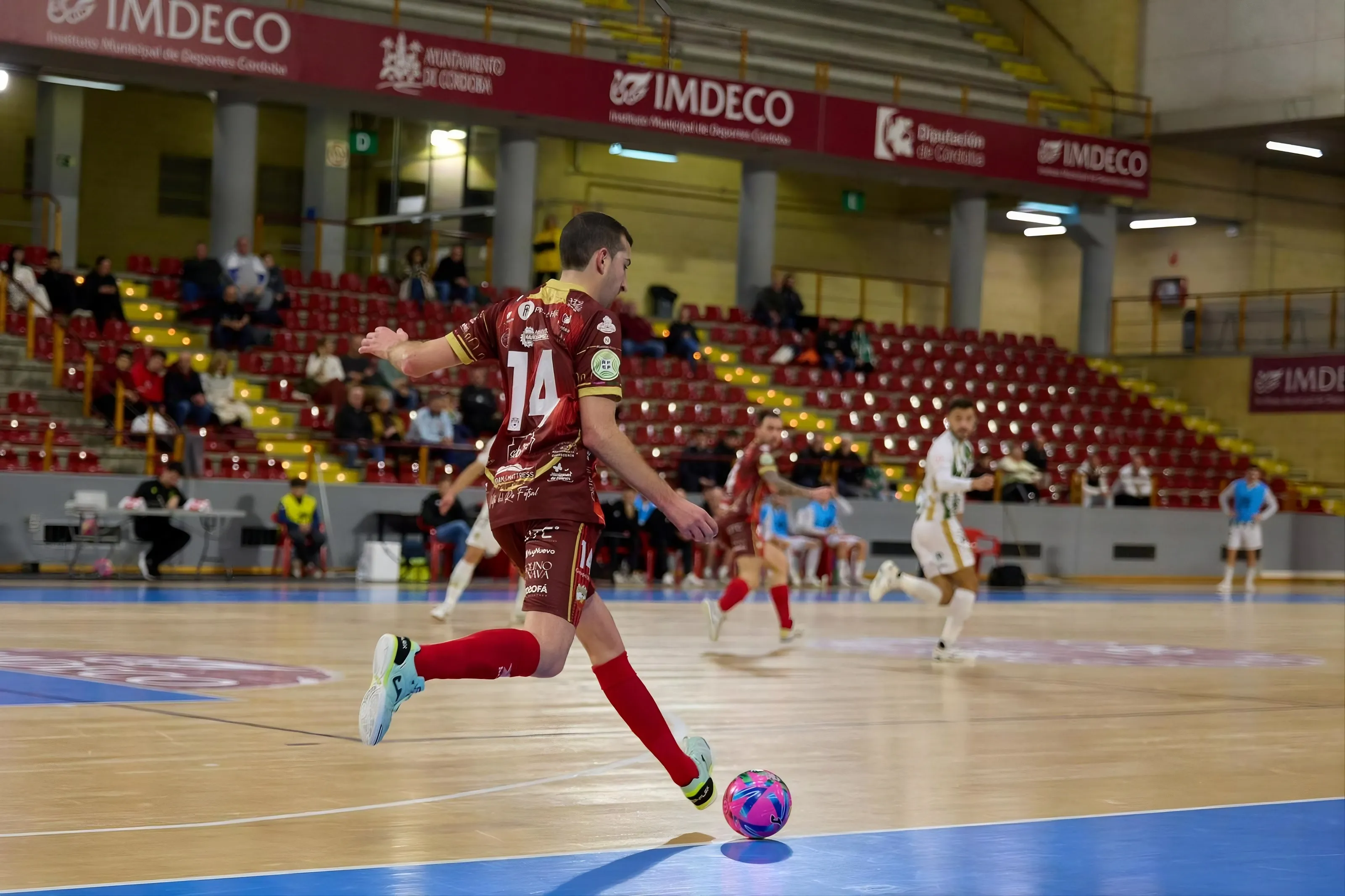 Jesús Flores, en el amistoso ante el Córdoba Patrimonio de la Humanidad la pasada temporada. La entidad blanquiverde visitará Villa del Río próximamente. Foto: Villa del Río Futsal