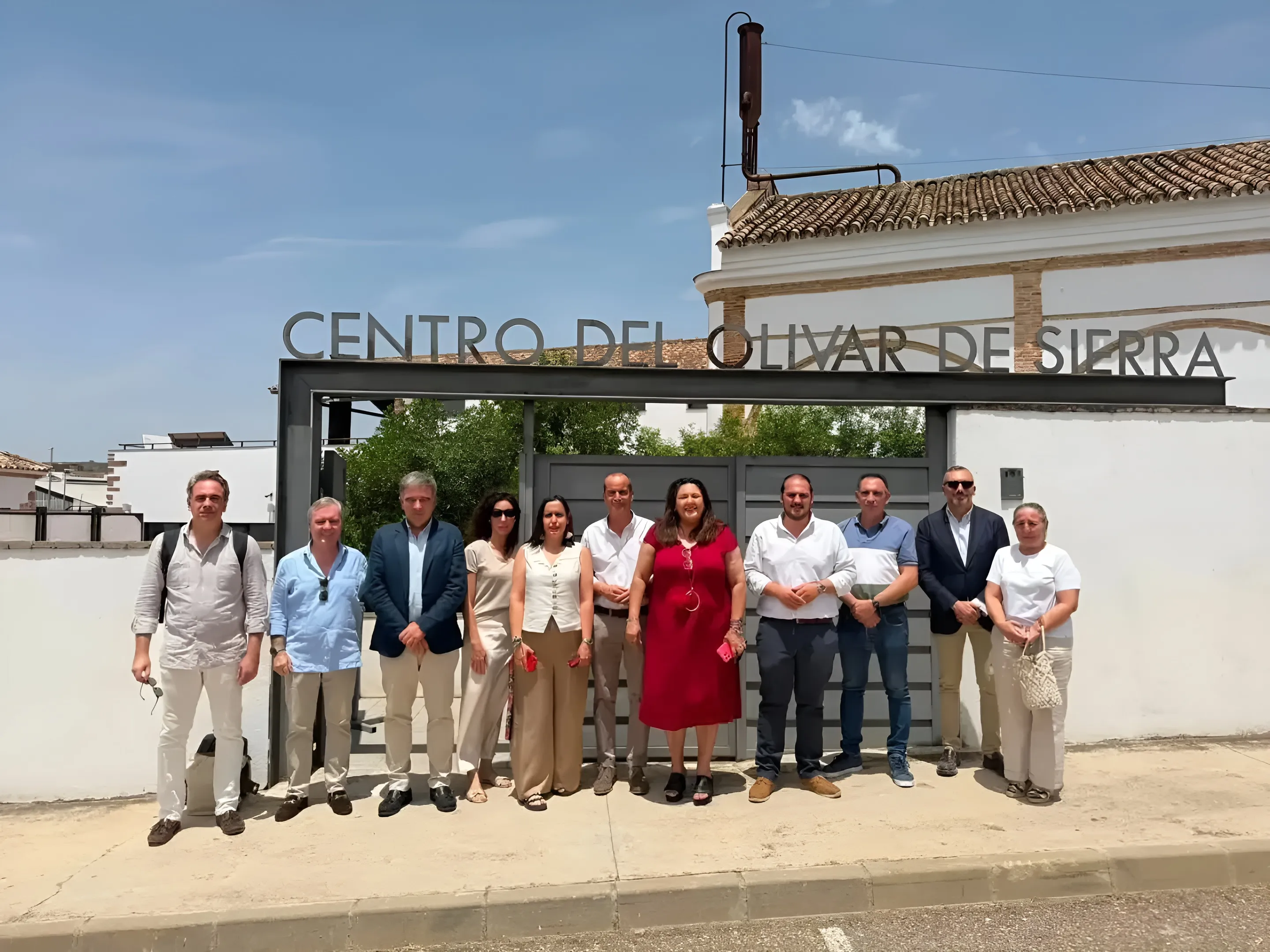 Representantes de los municipios integrados en AEMO durante la Asamblea General celebrada en Adamuz, donde se aprobó la “Declaración de Adamuz” en defensa del olivar tradicional y de montaña.