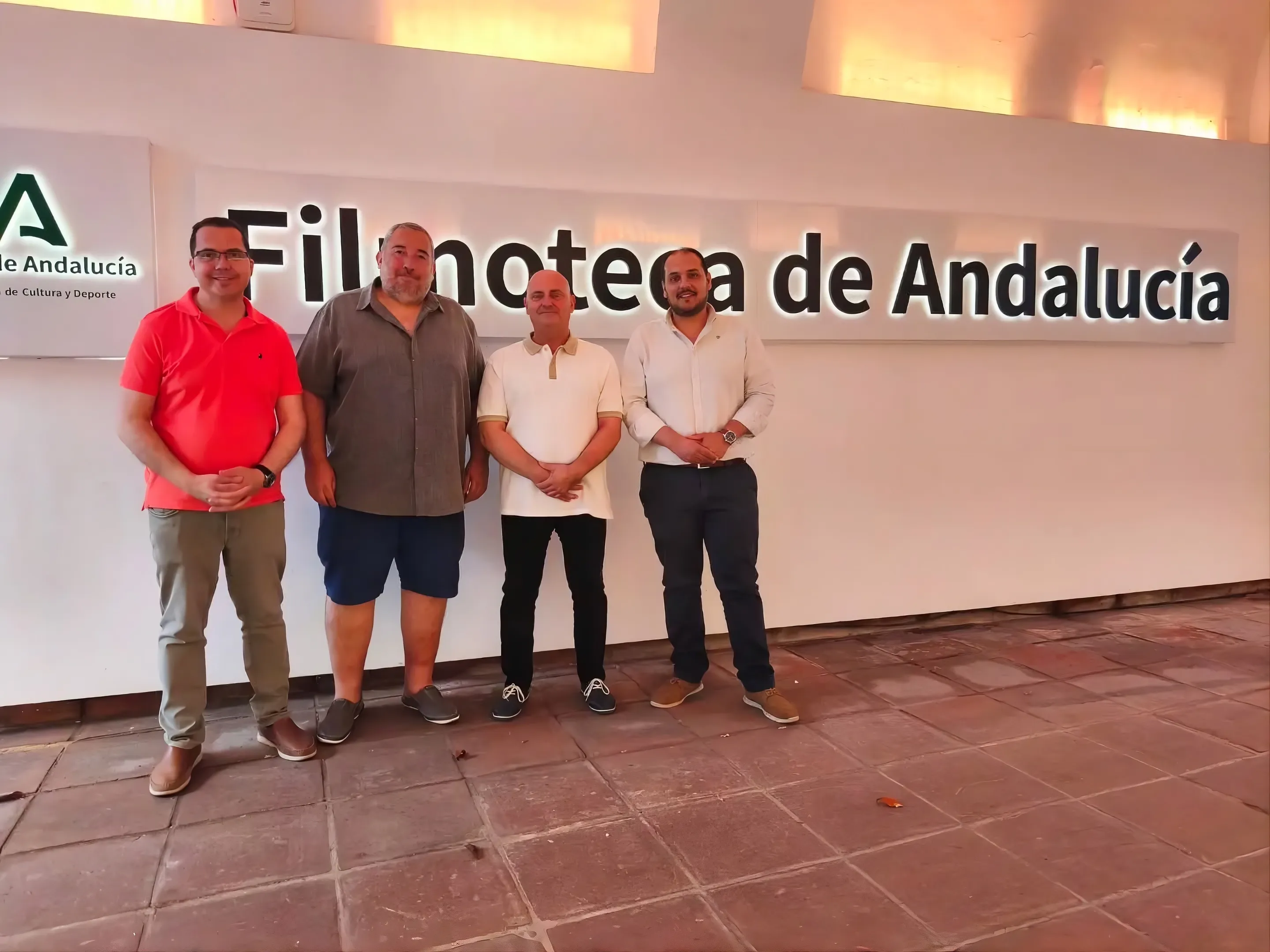 Juan Gaitán Ocón, junto a representantes municipales que acudieron a la presentación ayer en la Filmoteca de Andalucía del documental “Simetría Asimétrica”, durante el estreno del trabajo audiovisual sobre su universo creativo.