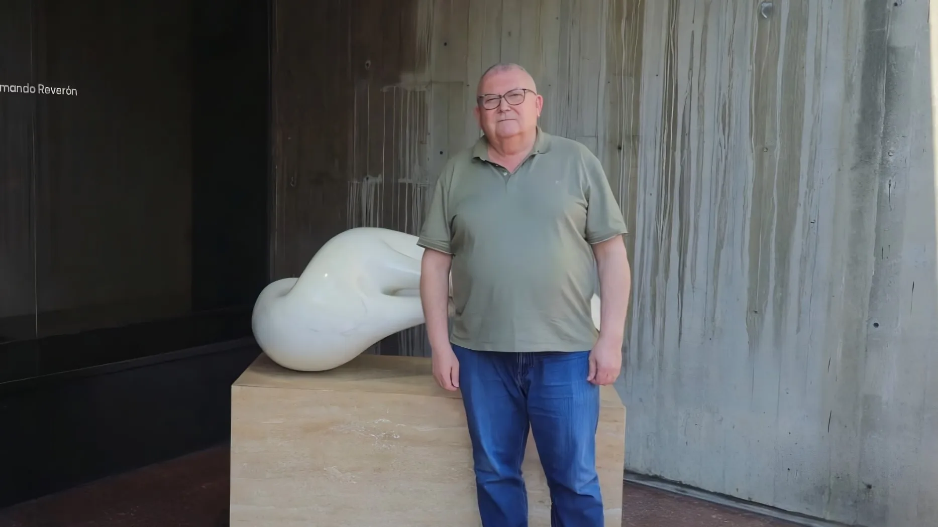 El villarrense Antonio Lara Quero a las puertas del Museo de Bellas Artes de Córdoba. Foto: Ayuntamiento de Villa del Río