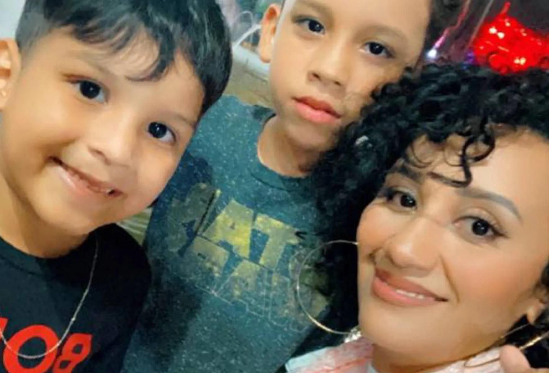 Maty junto a dos de sus hijos.