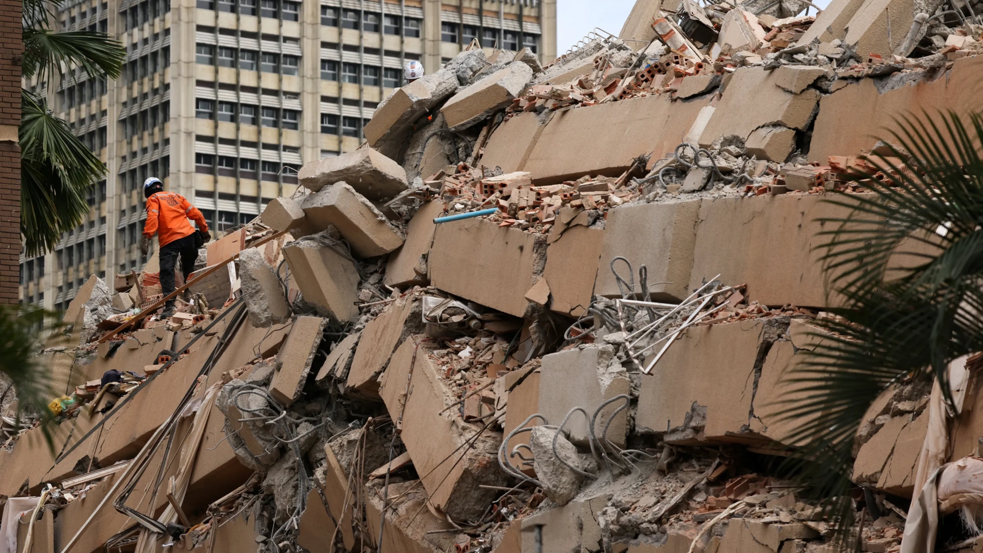 Una persona ayuda a remover escombros de edificios derrumbados por los terremotos en Caracas.Leonardo Fernandez Viloria / REUTERS