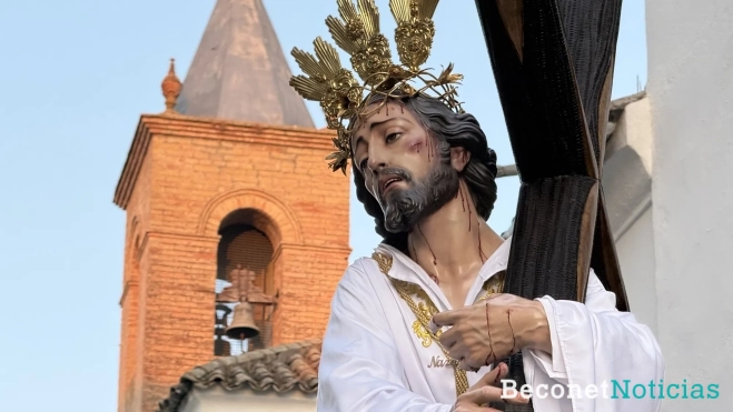 Detalle del rostro de Ntro. Padre Jesús Nazareno y el campanario de su capilla