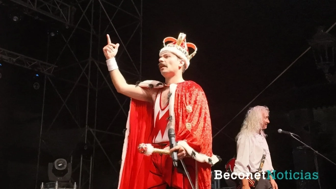 Nix Mercury, vocalista de Queen Revolution, durante su actuación en la Plaza de España de Cañete de las Torres en Cañeteando 2026.