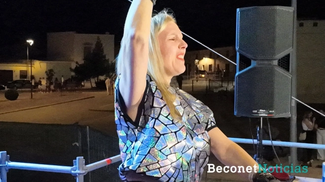DJ Anuschka durante su sesión en Los Ruedos en Cañeteando 2026, en el cierre electrónico del festival.