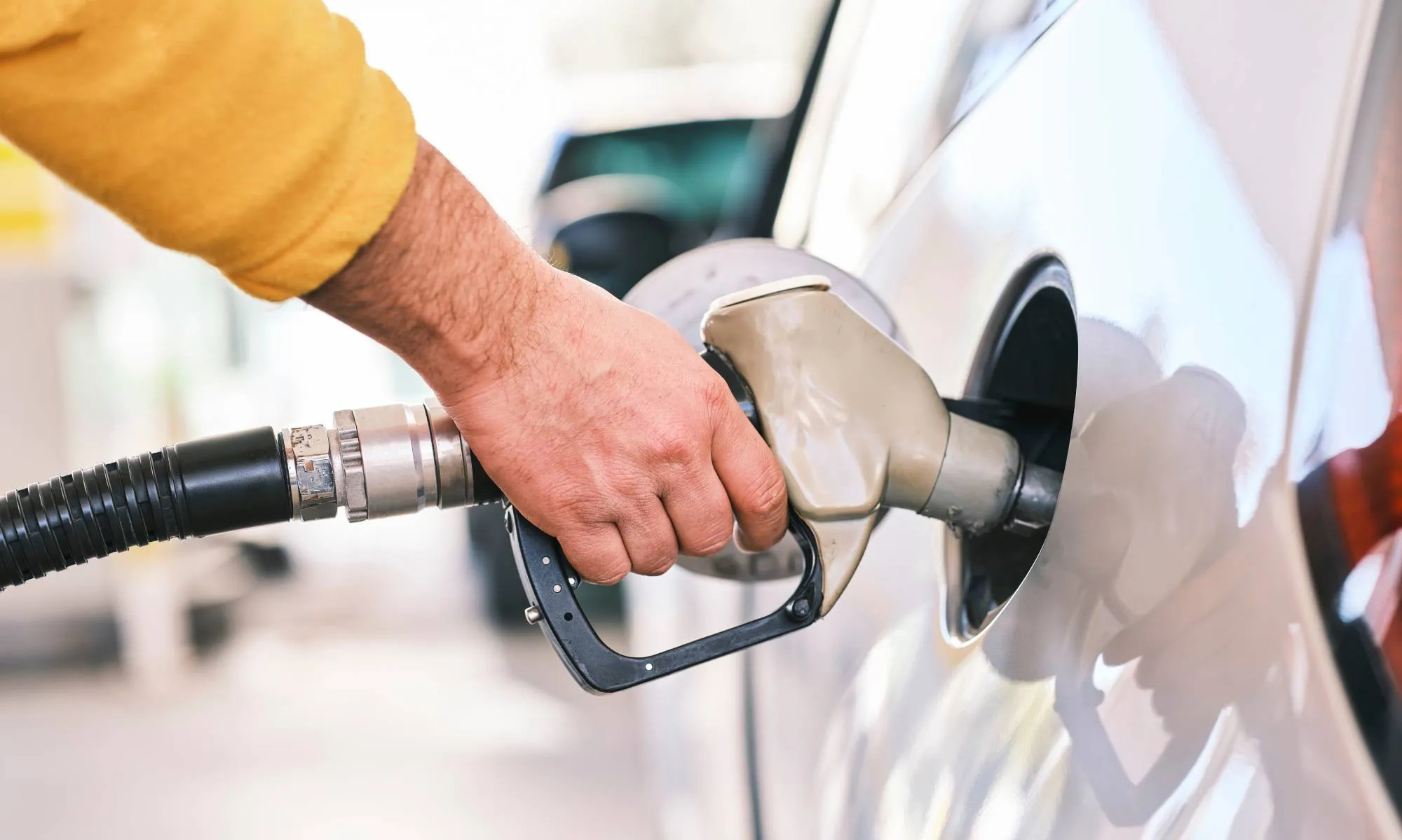El Gobierno activa una retirada gradual de la bonificación en el precio del combustible para los conductores particulares