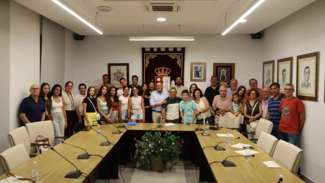 Familiares y amigos de Lucía Japón se congregaron en el salón de plenos para asistir al homenaje de la joven atleta