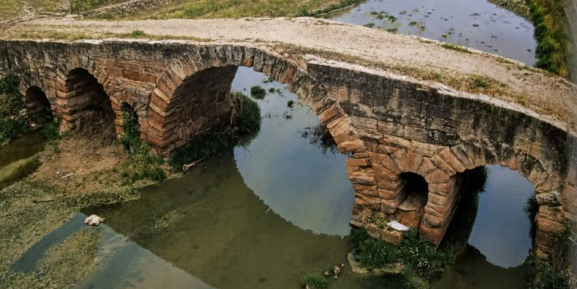 Foto del Puente Romano de Villa del Río que ilustra los estudios de Manuel Bendala