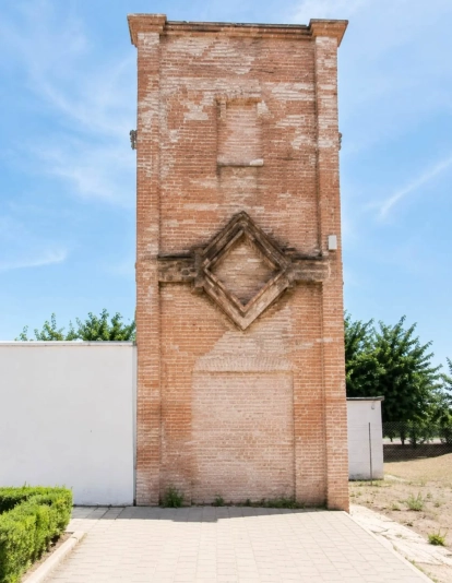 Torre de ladrillo destinada a la transformación de media a baja tensión a primeros del siglo XX