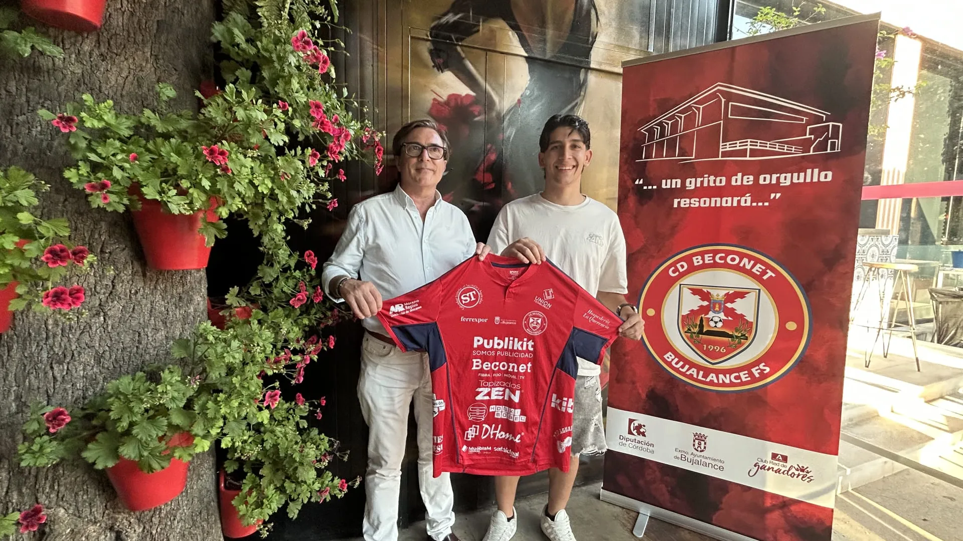 Joaquín Herrero posa junto a Francisco Mulero durante su presentación como nuevo jugador del CD Beconet Bujalance en el Mercado Victoria de Córdoba.