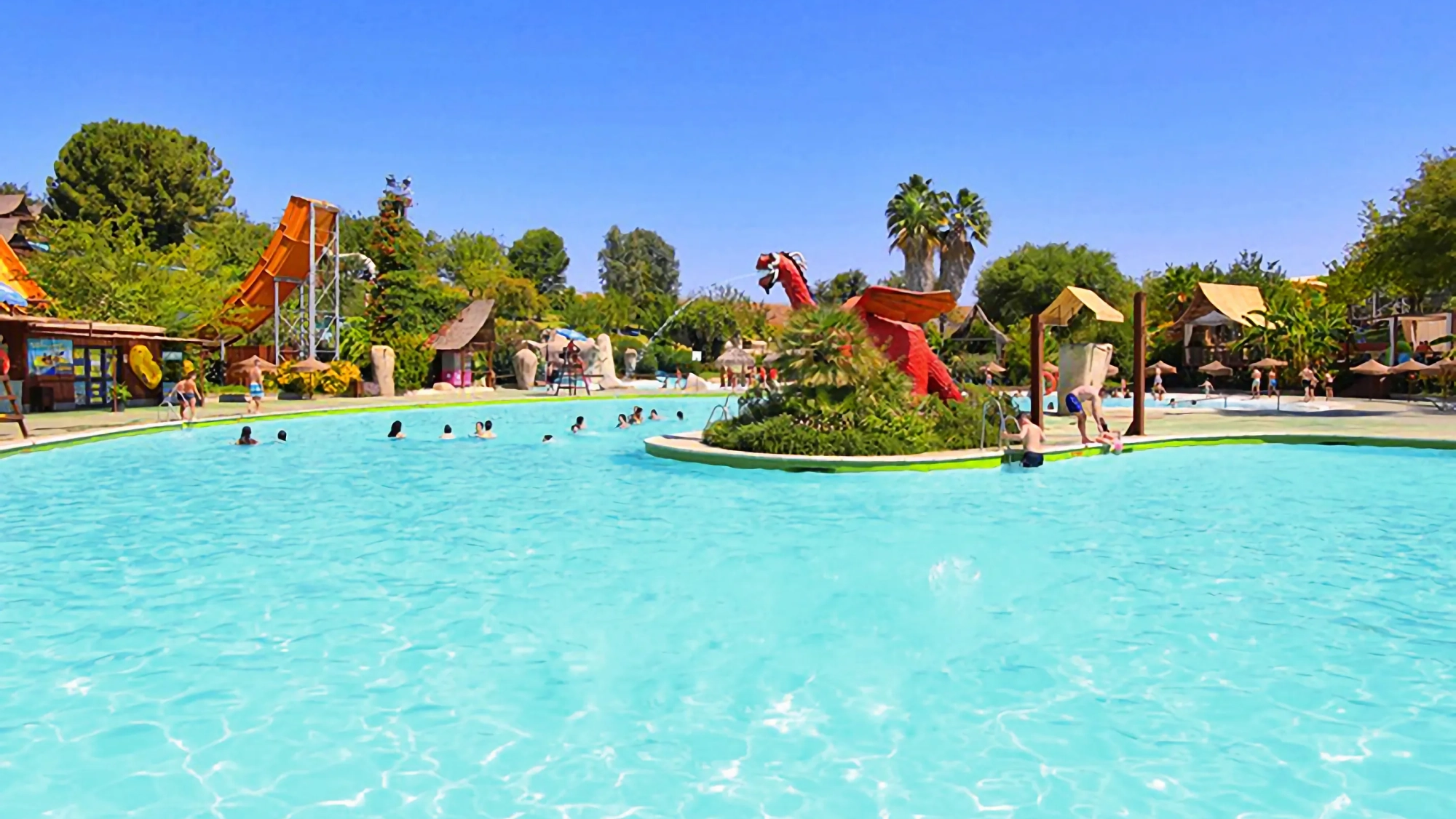 Piscina Lago en el Aquasierra de Villafranca de Córdoba. Foto: Aquasierra. Piscina Lago en el Aquasierra de Villafranca de Córdoba. Foto: Aquasierra.