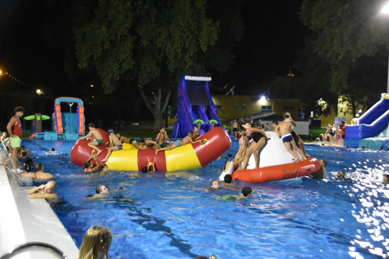 La piscina de Villa del Río permite el baño nocturno varios días durante el verano. Foto: Ayuntamiento de Villa del Río.