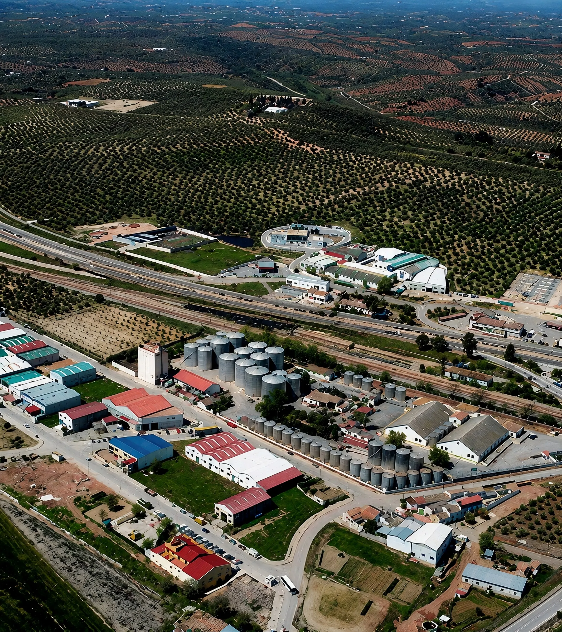 Vista aérea de Instalaciones del Patrimonio Comunal Olivarero en Montoro, cuyo cierre ha motivado el rechazo unánime del Ayuntamiento. Foto: Patrimonio Comunal Olivarero