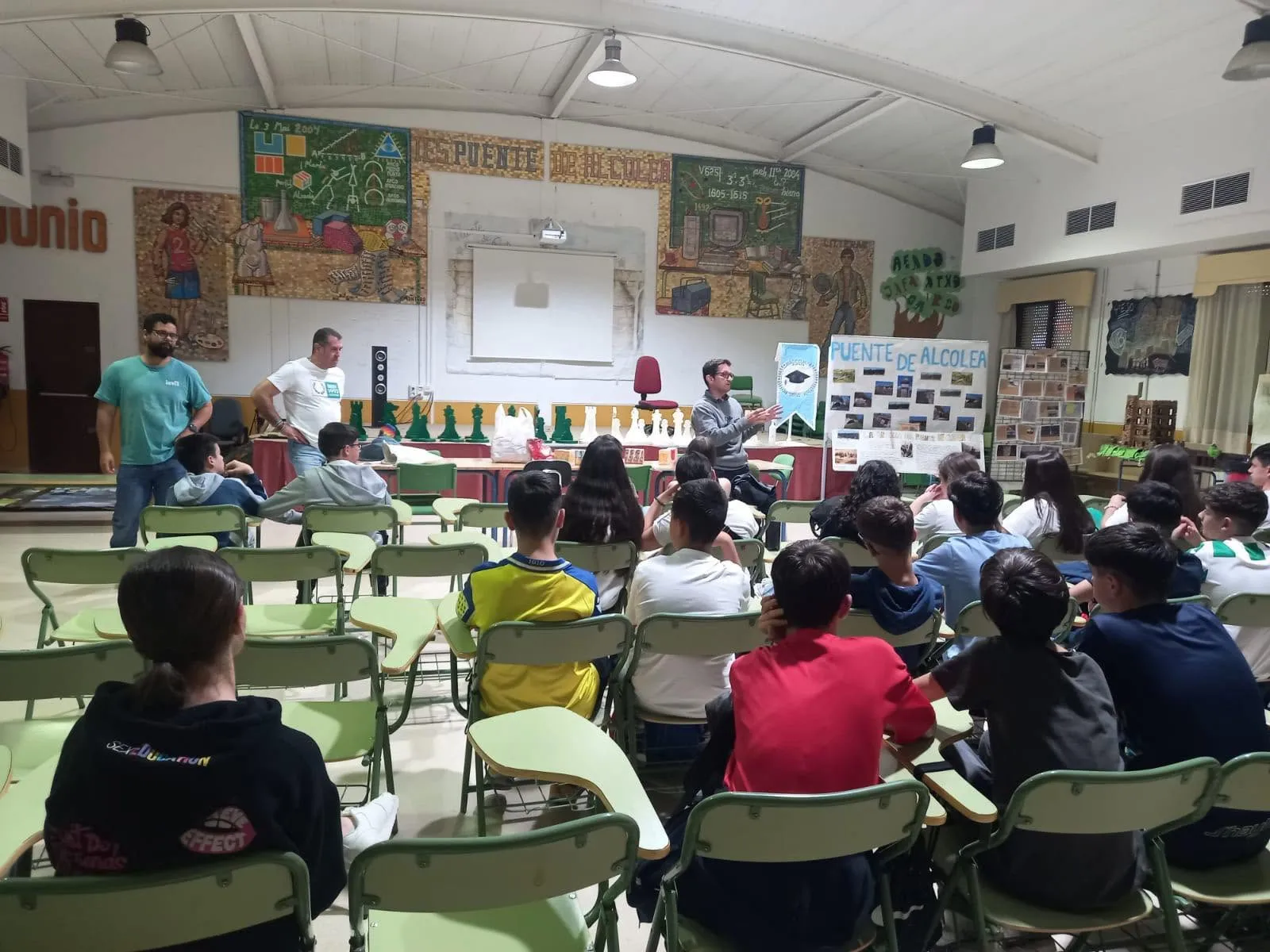 Charla a una clase de 2ºESO en el Garci Méndez de El Carpio en 2025. Foto: IES Garci Méndez.