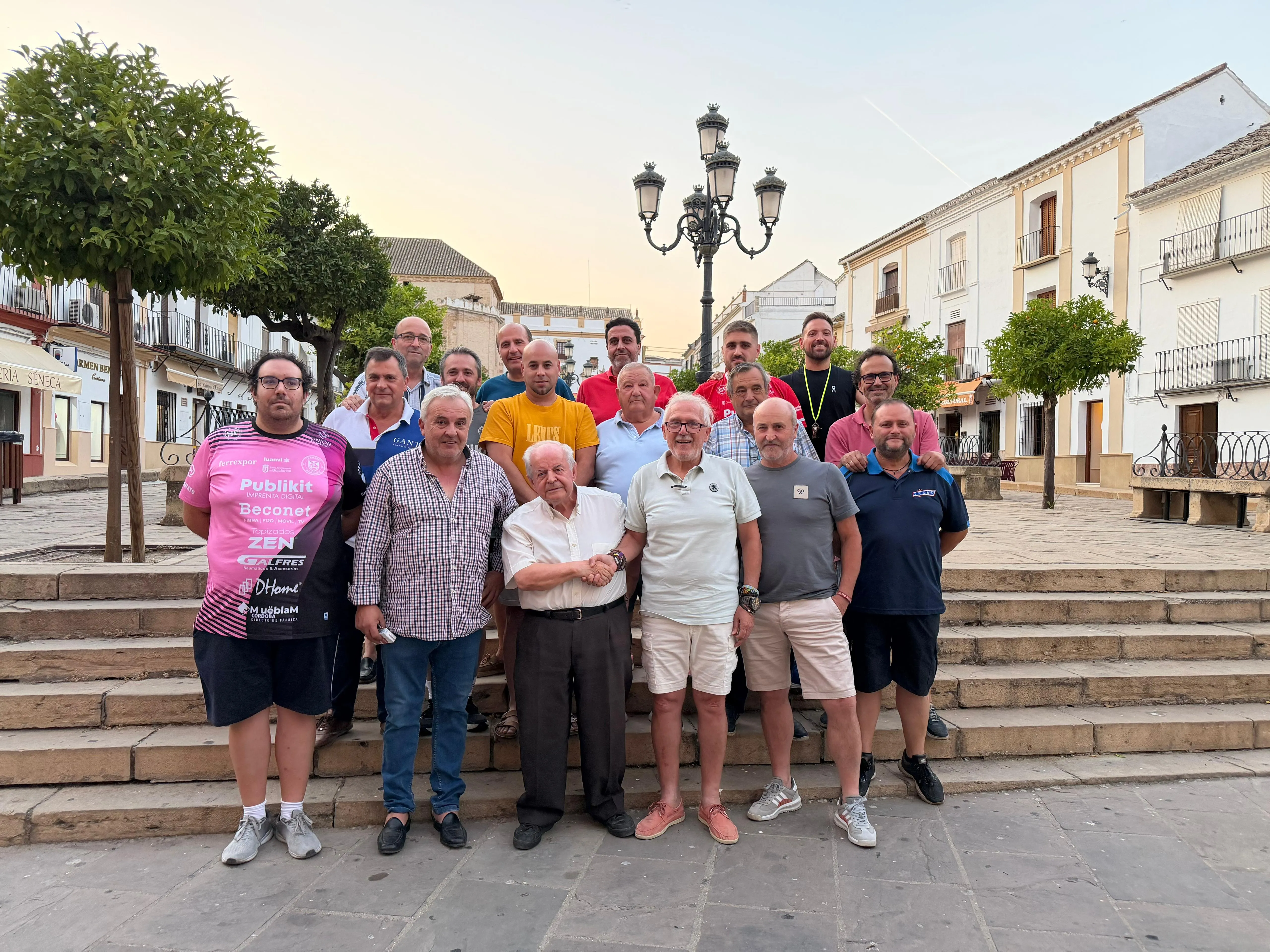 José Romero y Miguel Pérez posan junto a los integrantes de la nueva junta directiva y colaboradores del CD Beconet Bujalance FS tras la Asamblea General Extraordinaria en la que se formalizó el relevo en la presidencia del club.