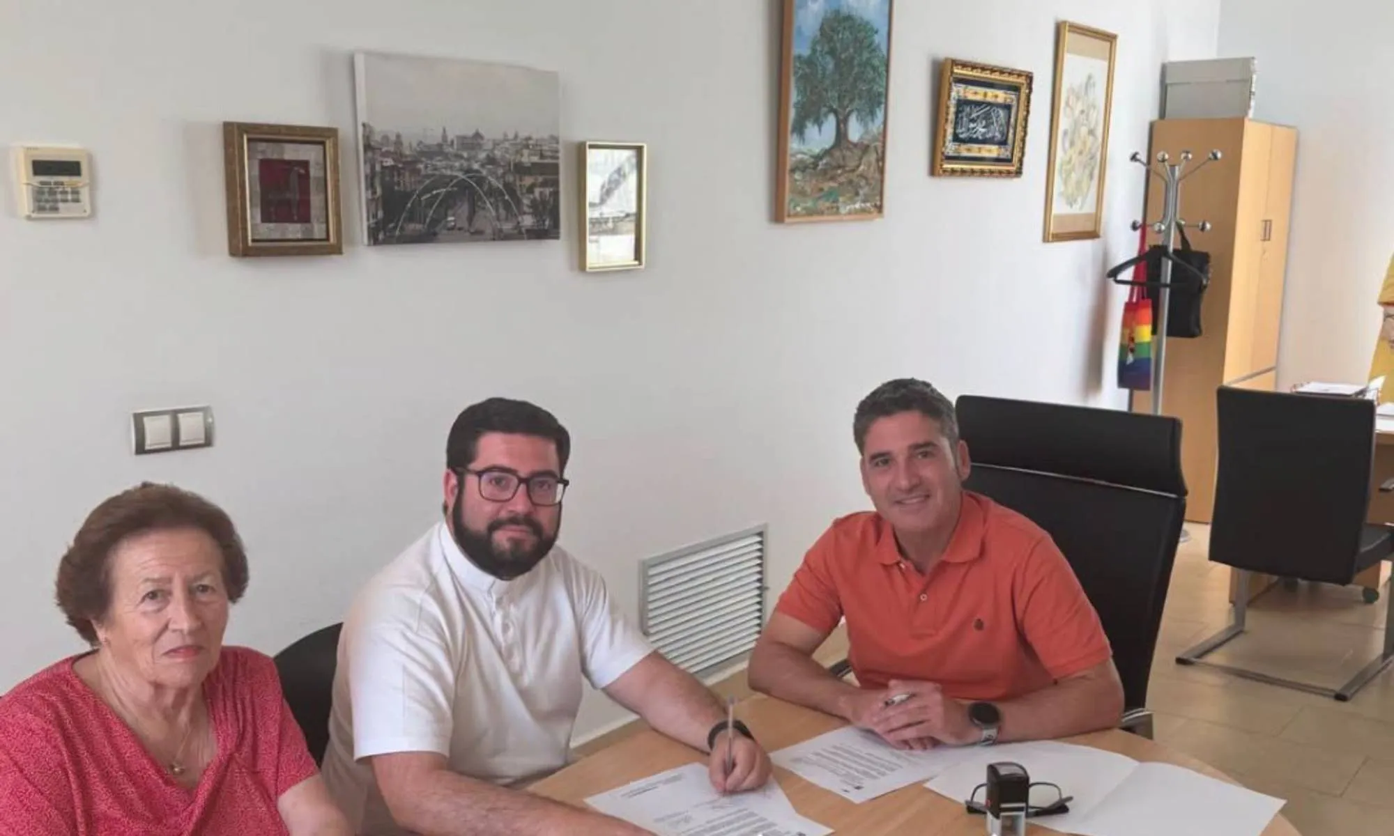 Acto de la firma del convenio entre Ayuntamiento y Cáritas. Foto: Ayuntamiento de Pedro Abad