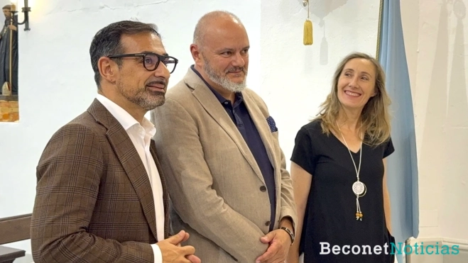 El alcalde Felix Romero junto a los restauradores José Carlos Rubio y Marina Ruiz. El alcalde Felix Romero junto a los restauradores José Carlos Rubio y Marina Ruiz.