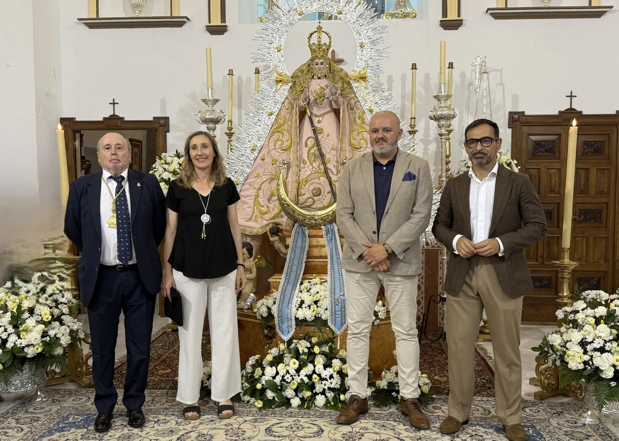 Rafael C. Relaño, Marina Ruiz, Jose C. Rubio y Félix Romero ante la Patrona de Cañete de las Torres tras su restauración.