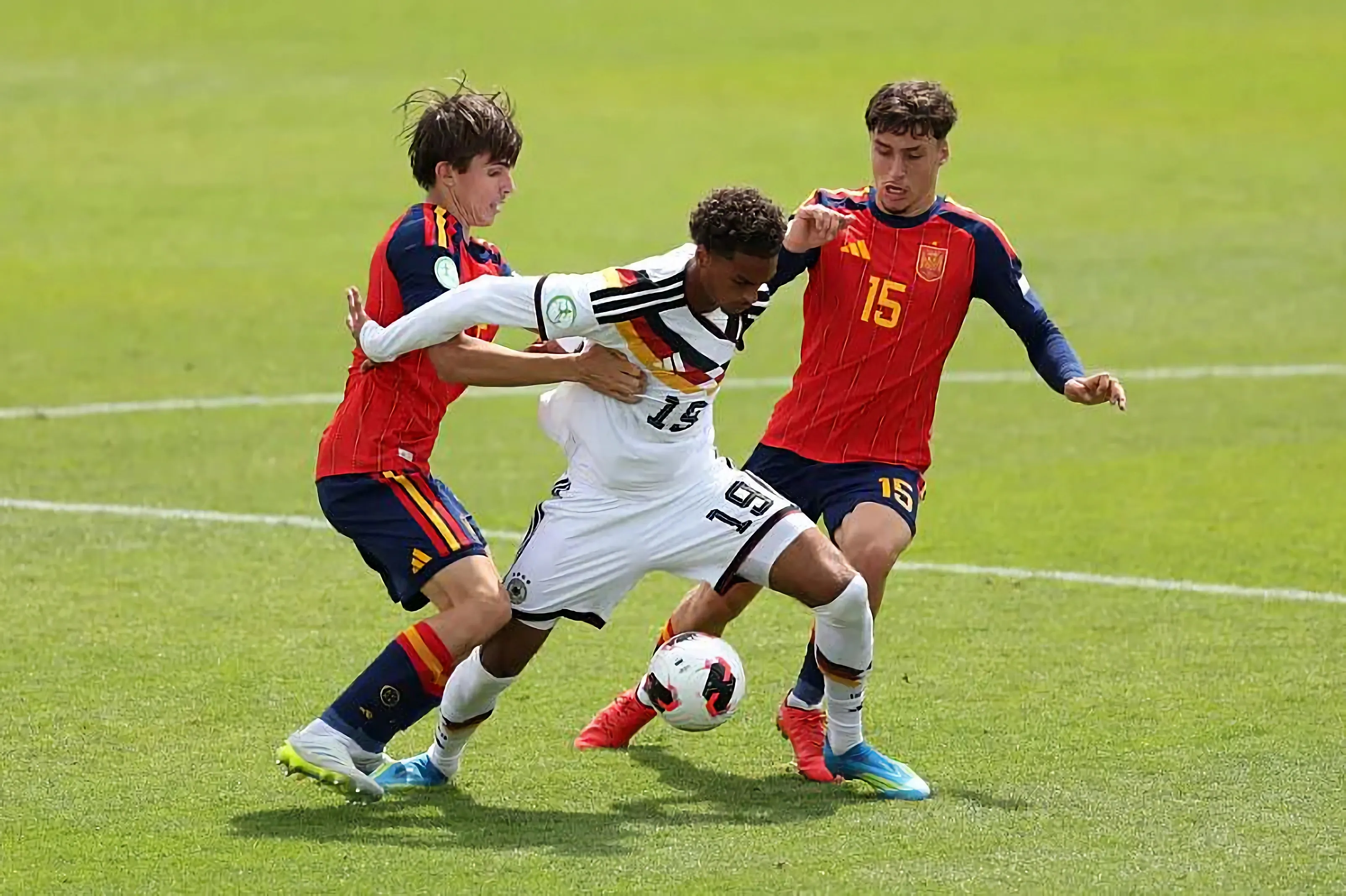 Andrés Cuenca disputa un balón durante el campeonato. Foto: RFEF