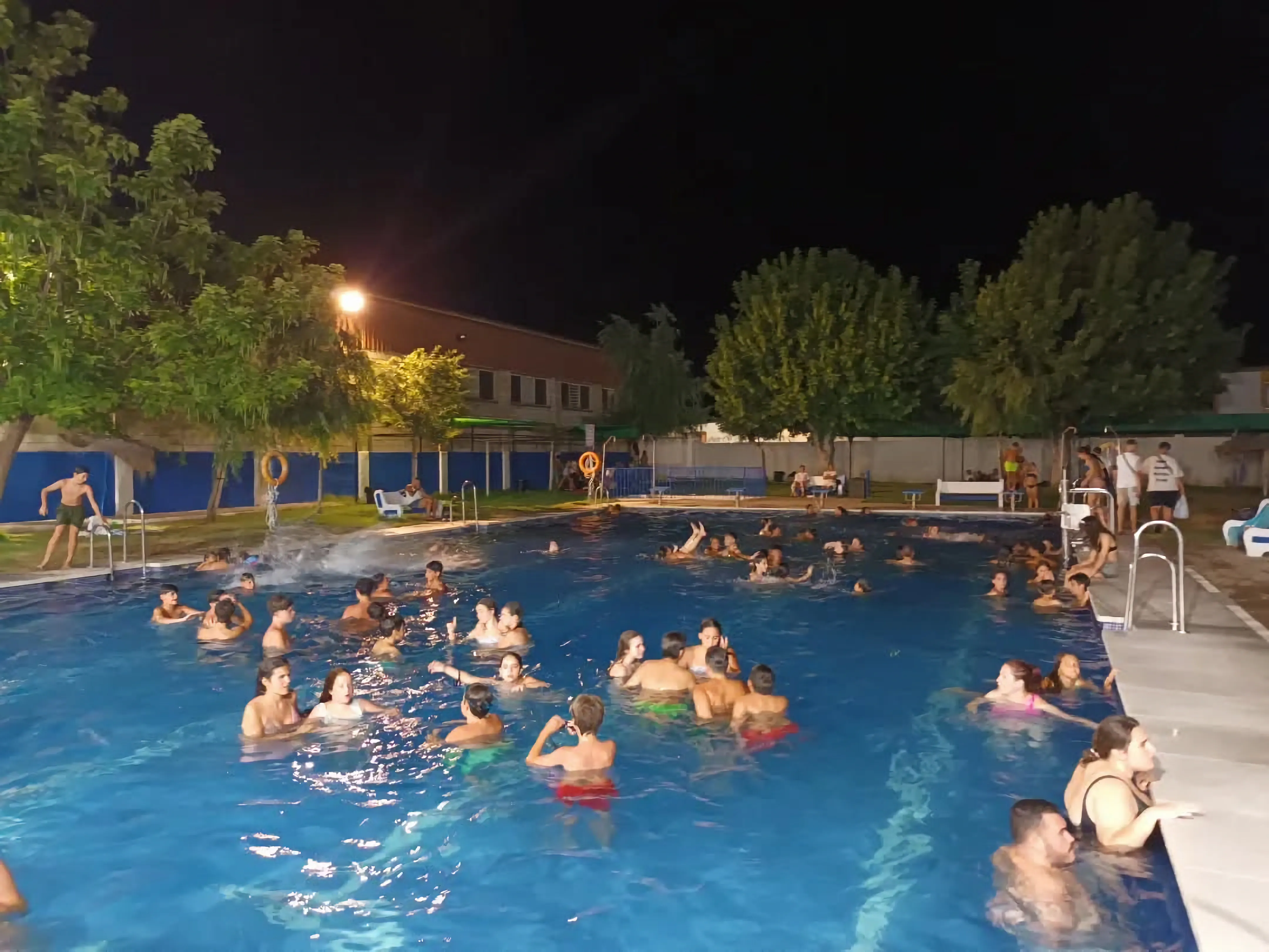 Apertura nocturna de la piscina municipal de Villafranca de Córdoba en 2025. Foto: Ayto. Villafranca