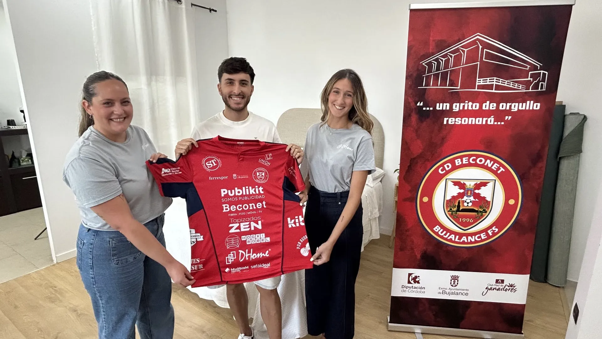 Álvaro Ruano posa con la camiseta de su nuevo club