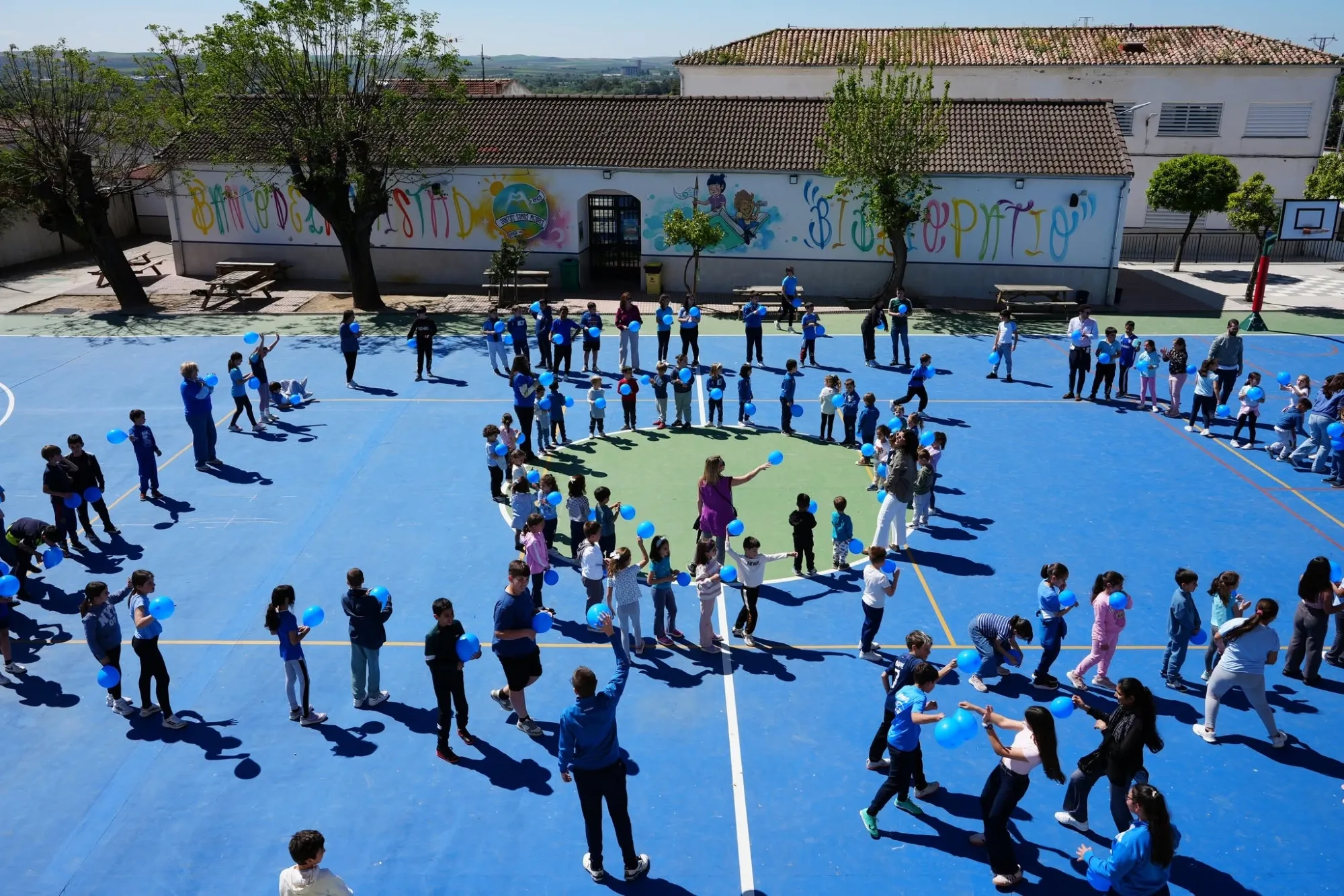 Patio de CEIP Antonio Machado en Pedro Abad. Foto archivo del centro.