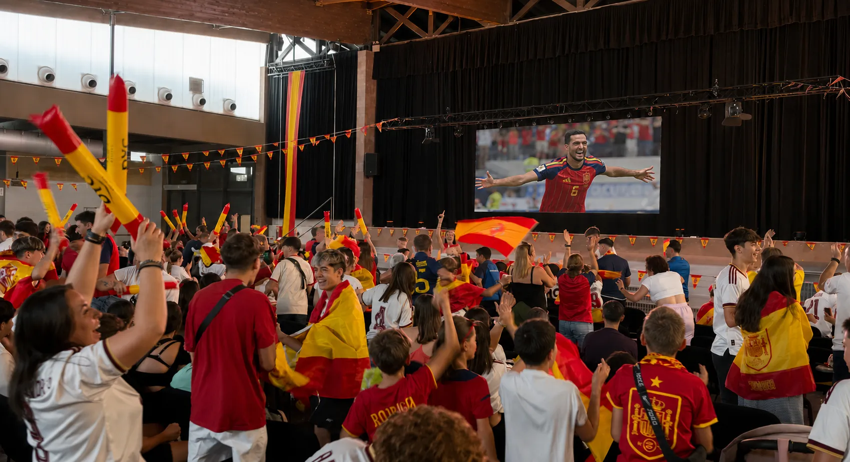 La afición celebra el gol de la victoria en cuartos ante Bélgica.