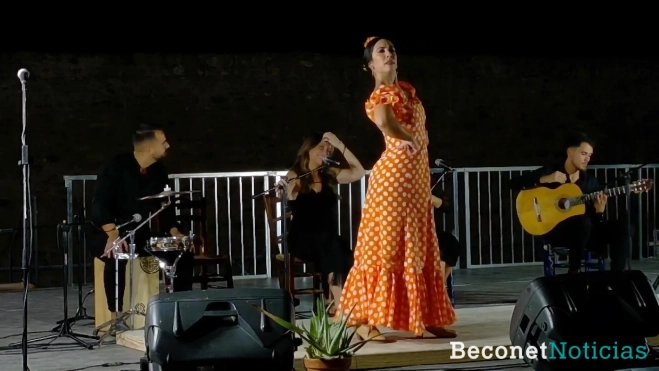 Cuadro flamenco de Carmen Álvarez al baile