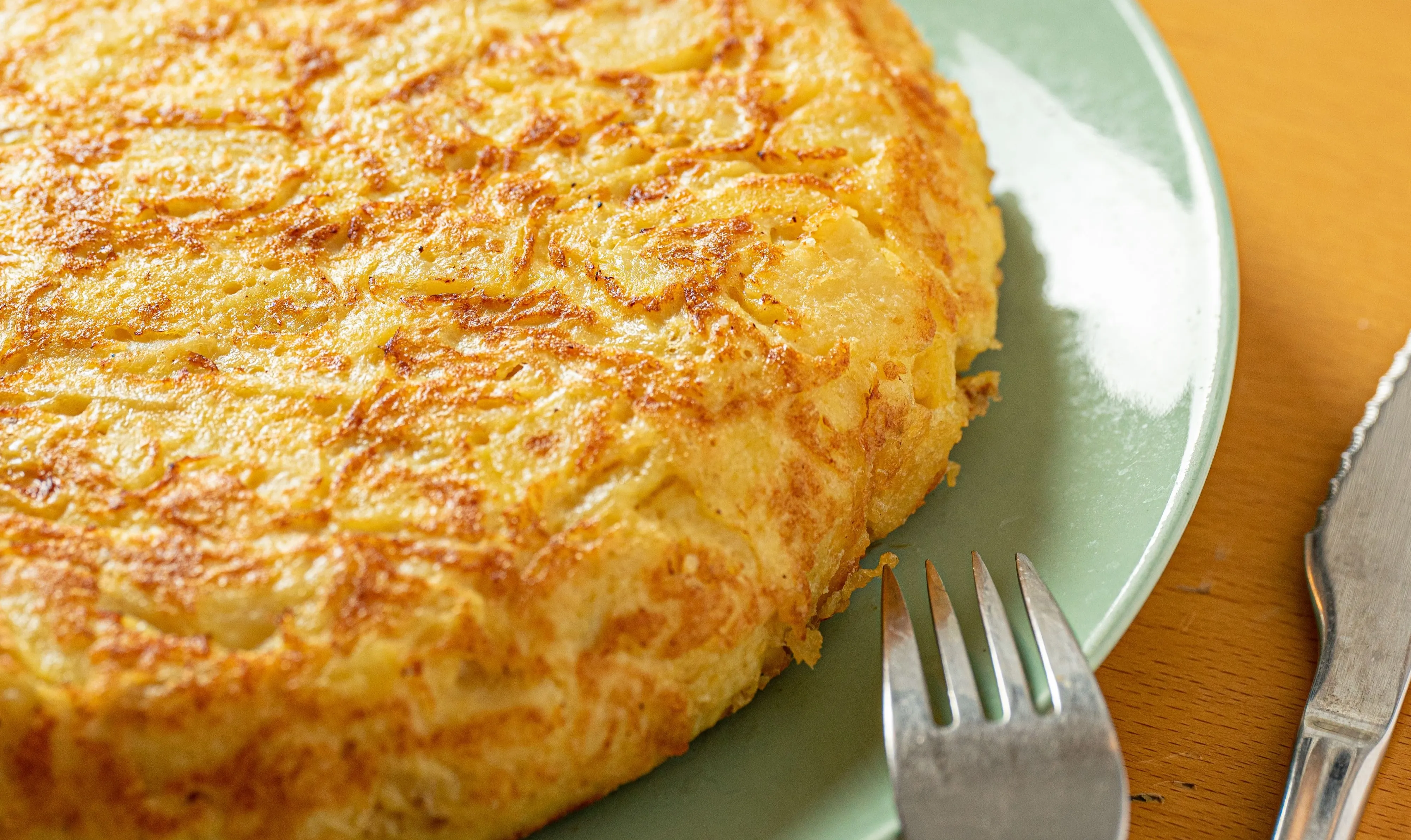 Descubre los trucos que realmente marcan la diferencia para conseguir una tortilla de patatas jugosa