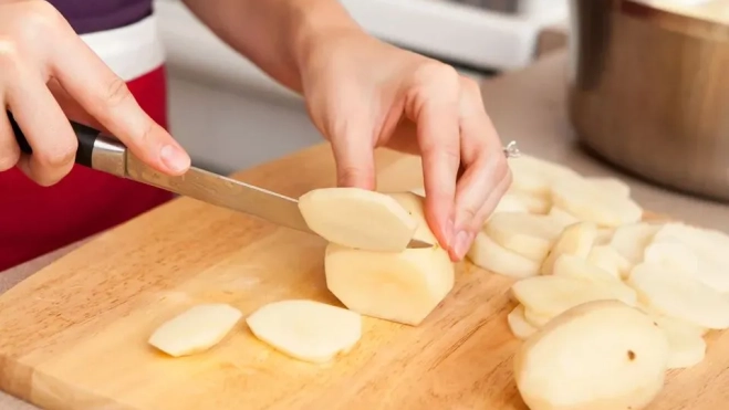 Las patatas deben cortarse con tamaños similares. Las patatas deben cortarse con tamaños similares.