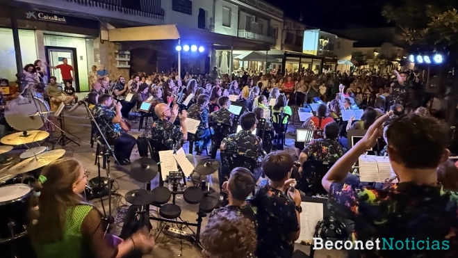 Imagen de la banda desde la Puerta de la Villa Imagen de la banda desde la Puerta de la Villa