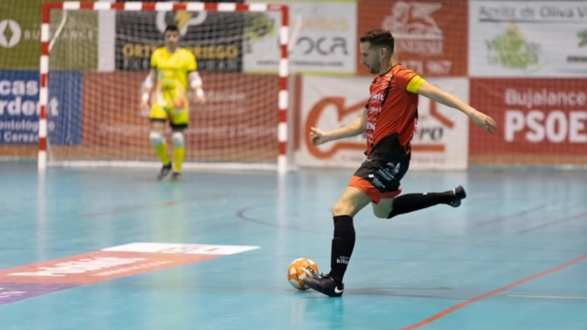 Jesús Medina da un pase durante un encuentro de la pasada temporada. Foto: Juan J. Peinado Jesús Medina da un pase durante un encuentro de la pasada temporada. Foto: Juan J. Peinado