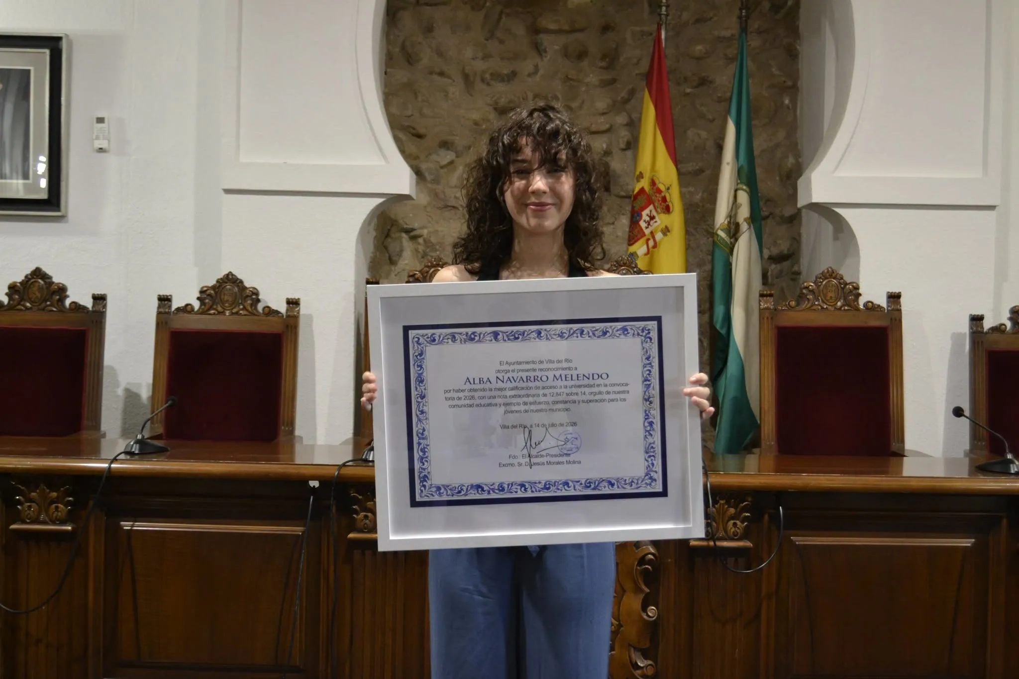 Alba Navarro, con el reconocimiento entregado por el Ayuntamiento de Villa del Río. Foto: Ayuntamiento de Villa del Río. Alba Navarro, con el reconocimiento entregado por el Ayuntamiento de Villa del Río. Foto: Ayuntamiento de Villa del Río.
